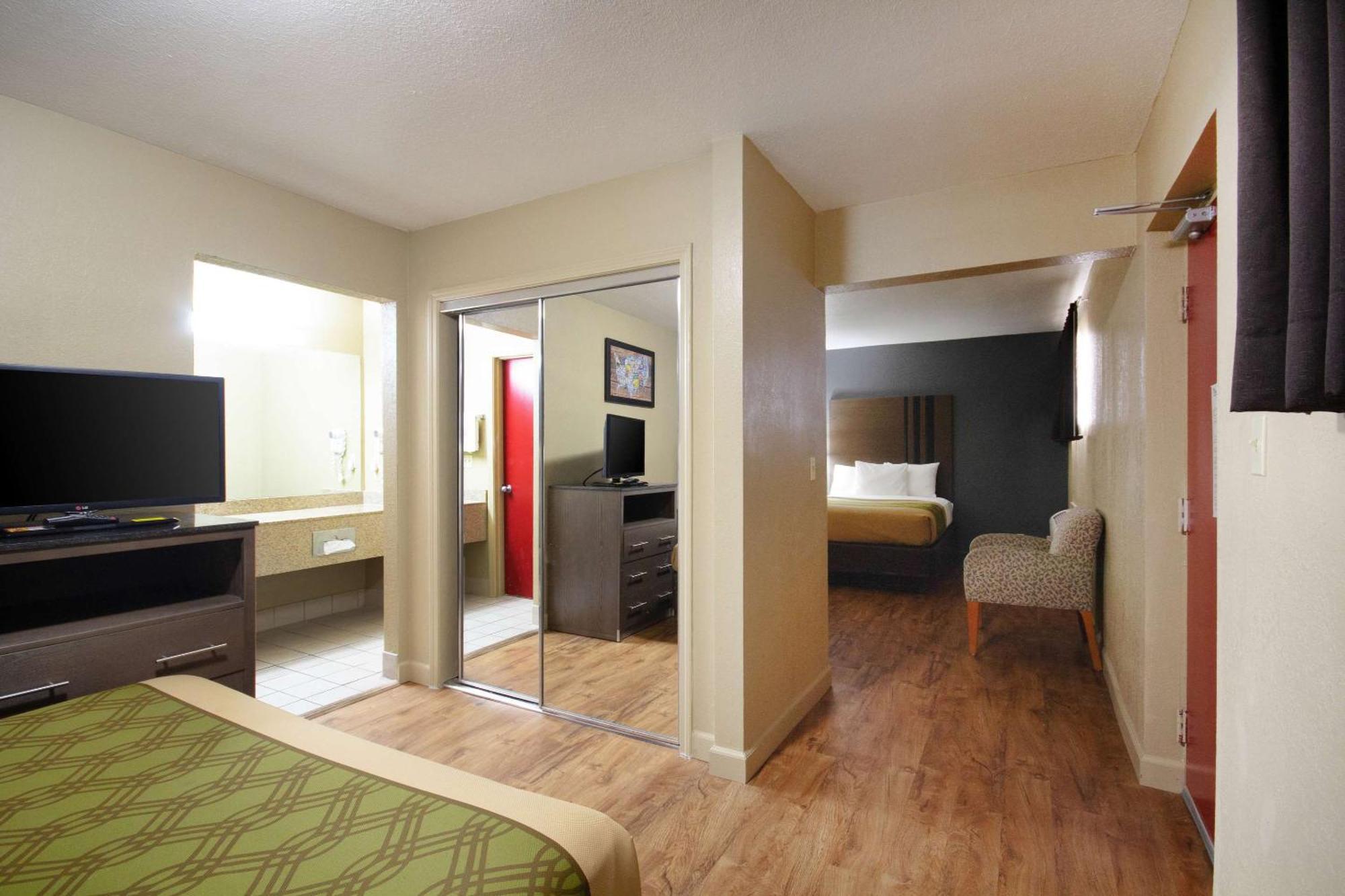 Econo Lodge Inn & Suites I-35 At Shawnee Mission Overland Park Eksteriør bilde