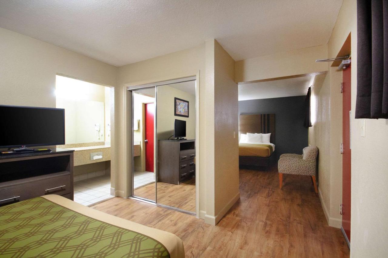 Econo Lodge Inn & Suites I-35 At Shawnee Mission Overland Park Eksteriør bilde