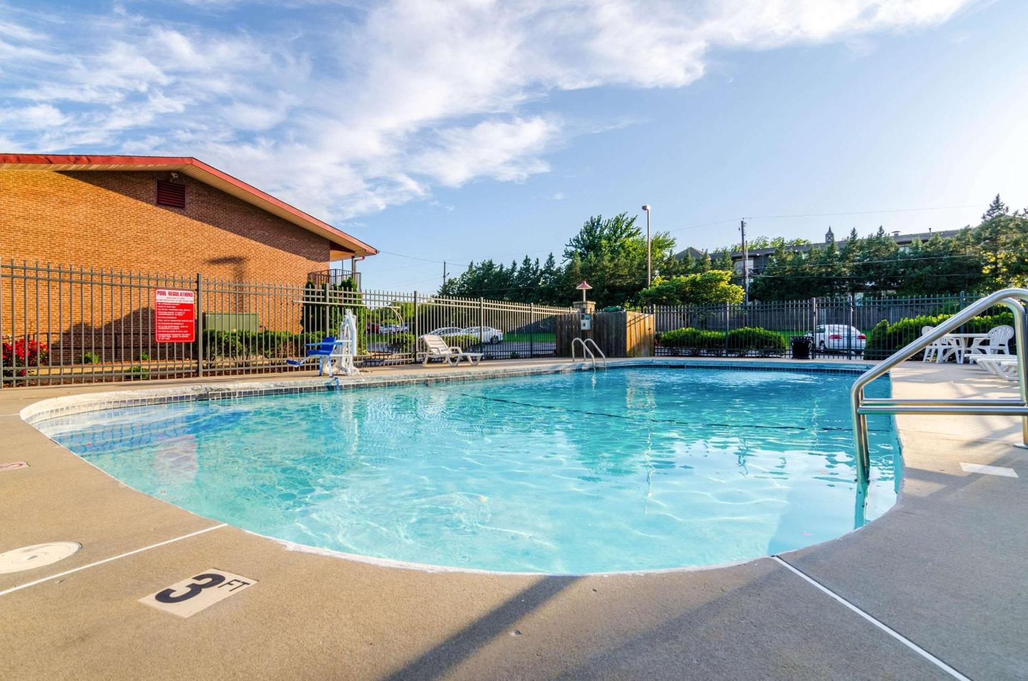 Econo Lodge Inn & Suites I-35 At Shawnee Mission Overland Park Eksteriør bilde